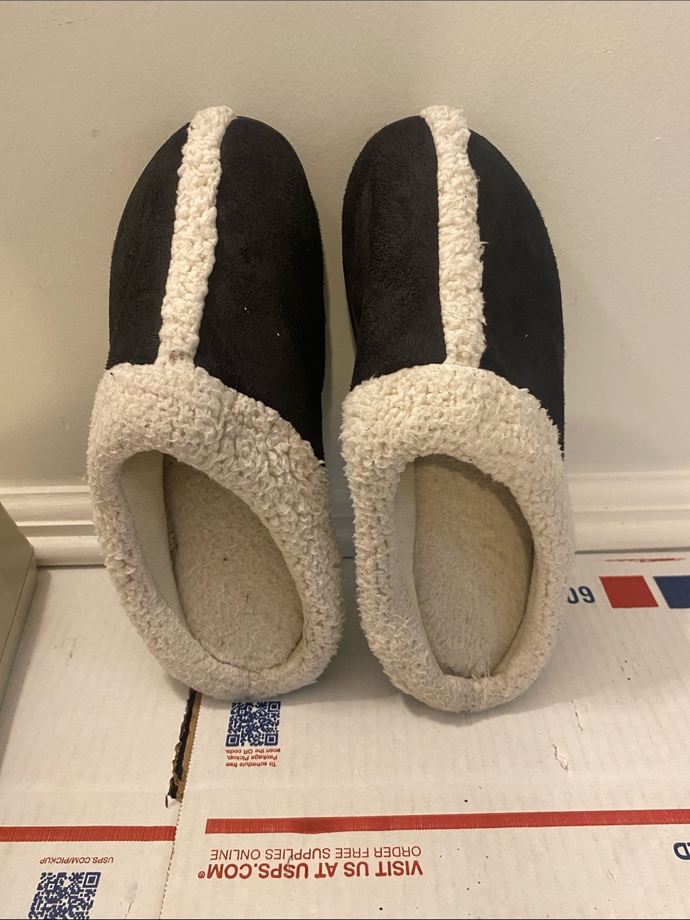 Isotoner size 8.5-9 Slippers good condition